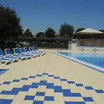 Daire Bright With Swimming Pool *