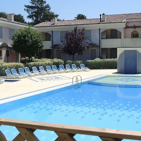 Bright With Swimming Pool Apartmán *